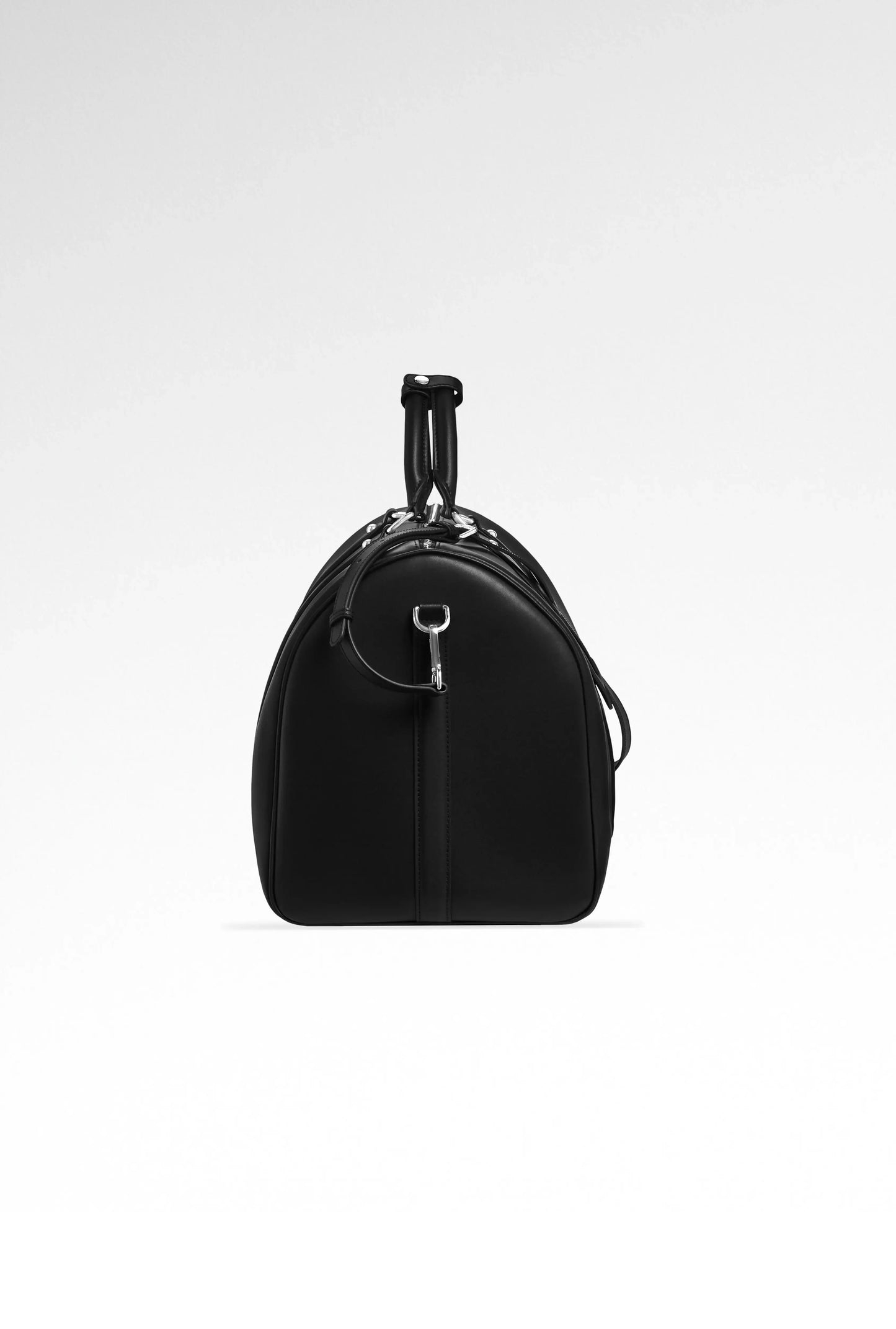Verstellbare Magno Schulterriemen Tasche aus Kalbsleder mit Doppelreißverschlüssen und polierten Metallapplikationen.