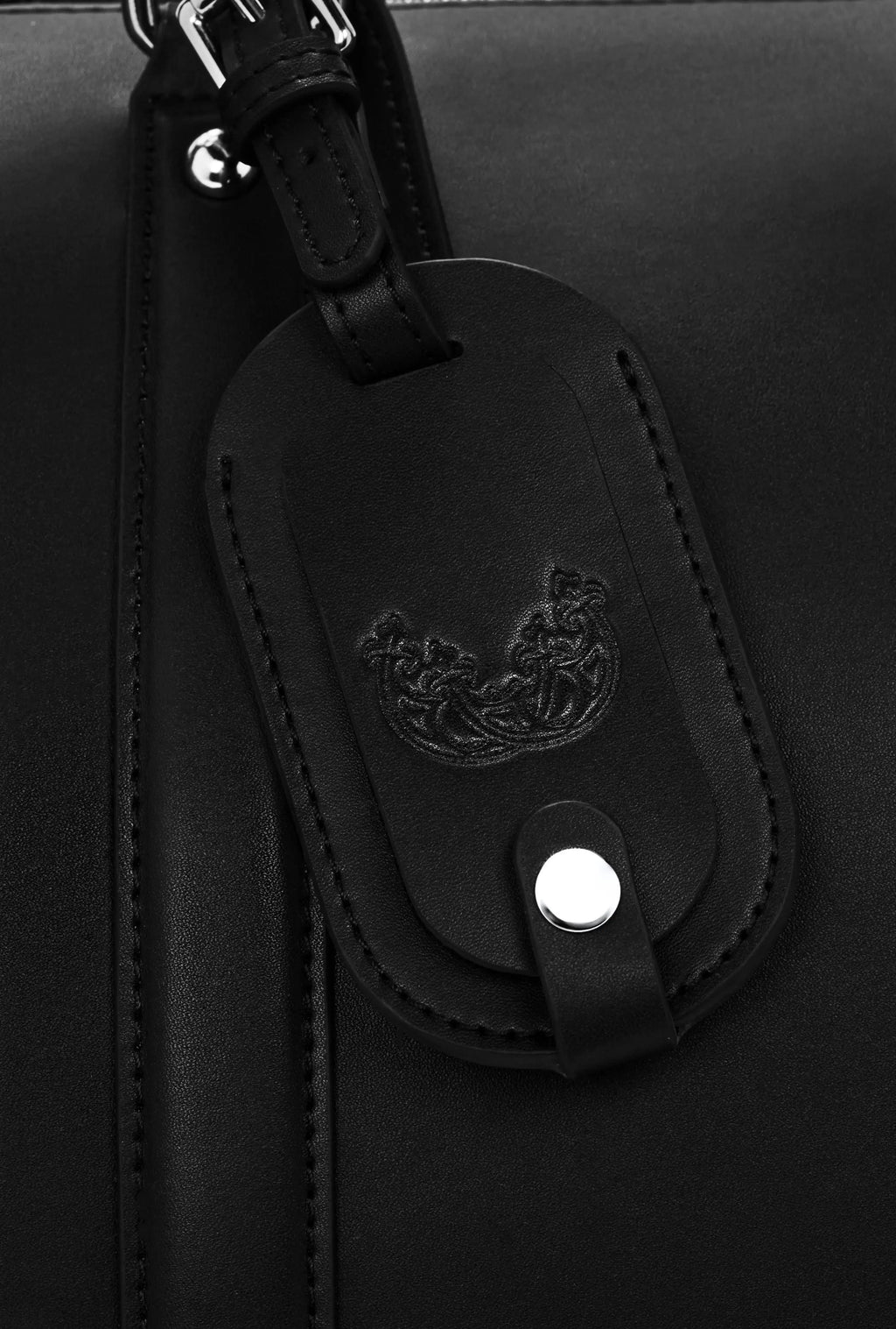 verstellbarer Magno Schulterriemen, feines Kalbsleder, Doppelreißverschlüsse, polierte Metallapplikationen, Handgepäckgröße