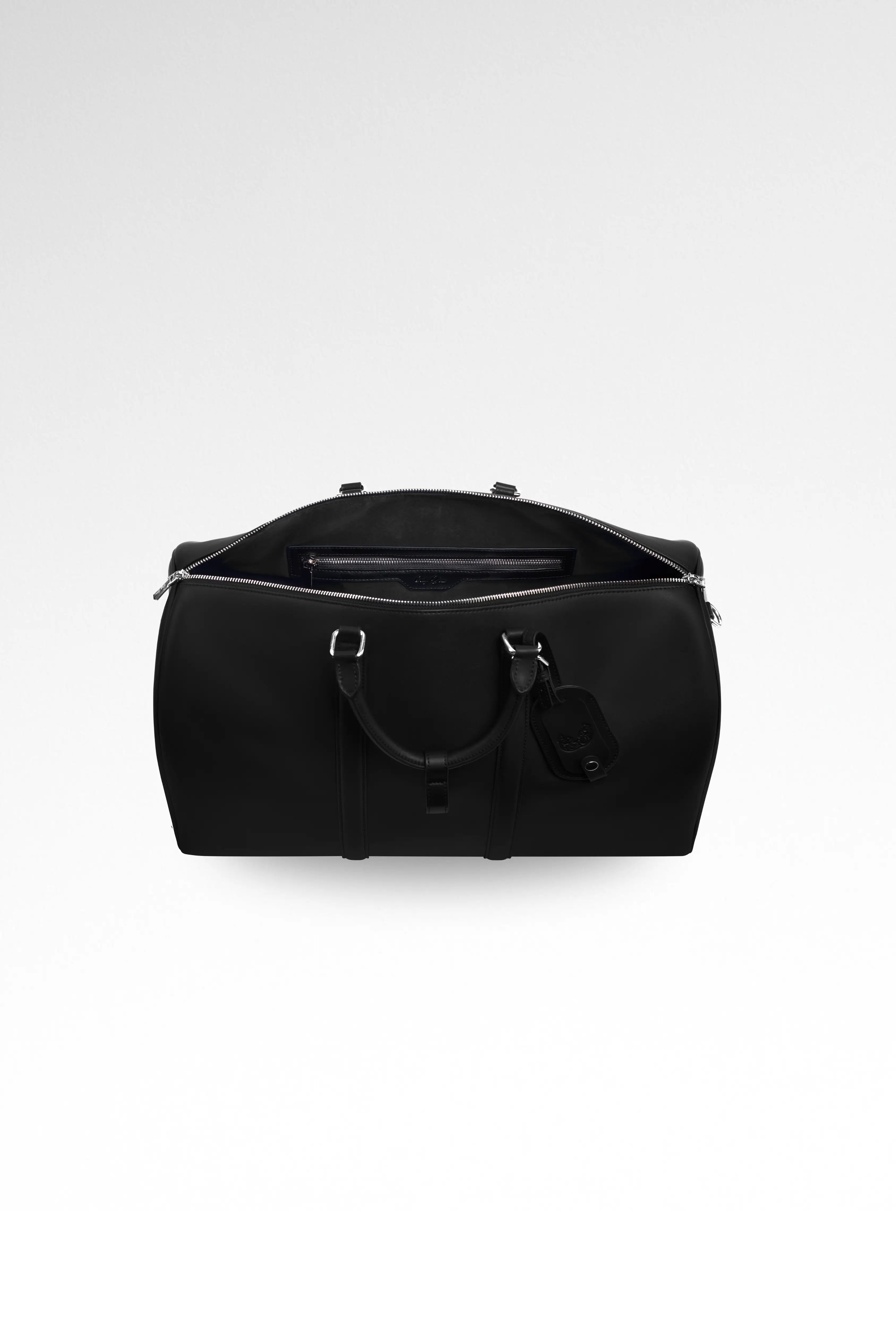 Schwarze Handgepäcktasche aus Mikrofaserleder mit Doppelreißverschlüssen und Gravur.